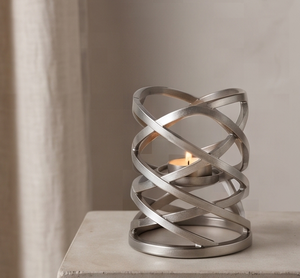 Porte-bougie en argent géométrique contemporain entrelacé, texture sculpturale, décoration artistique - Product Image 4