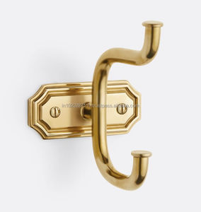 Ganchos de pared de latón bellamente diseñados para los amantes de interiores tradicionales o vintage que buscan acentos útiles y elegantes - Product Image 2