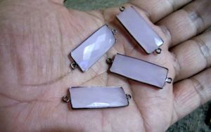 จี้ห้อยรูปทรงบาแกตต์สีชมพูธรรมชาติประดับขอบแบบวงคู่ - Product Image 3