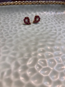 Pendientes de lujo chapados en oro vintage de Amaira Jewels con diseño de flor de esmalte verde y centro de perla de agua dulce para uso diario de mujer. - Product Image 6