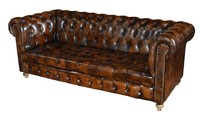 Canapé trois places en cuir buff de haute qualité, modèle Chesterfield, rembourré en cuir buff véritable, prix export.