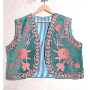 Chaleco de terciopelo Suzani para mujer, hecho a mano, bordado floral, estilo bohemio, vintage, para festivales. - Product Image 1