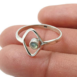 Anillo de labradorita de corte redondo único, plata de ley 925, anillos de compromiso hechos a mano, joyería fina de alta calidad en estilo bohemio. - Product Image 3