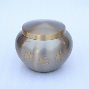 Urne funéraire moderne en laiton de haute qualité Odyssey Paw pour animaux de compagnie, avec motif animal gravé, pour le stockage des cendres d'animaux. - Product Image 5