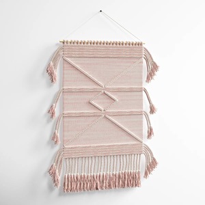 Tapiz de macramé rosa para decoración elegante del hogar, dormitorio, sala de estar y como acento estético de pared con suaves vibraciones bohemias. - Product Image 4
