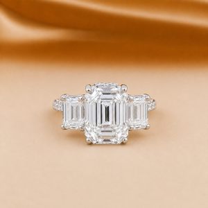 Anillo de Diamante Cultivado en Laboratorio con Corte Esmeralda, Regalo para el Día de San Valentín, Anillo de Compromiso de Tres Piedras, Oro Blanco de 10k, Banda con Pavé - Product Image 1