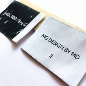 Étiquettes et tags personnalisés en polyester tissé pour vêtements – Écologiques, en rouleau et en forme de drapeau, avec bords thermocoupés pour vêtements - Product Image 1