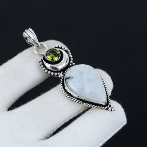 Pendentif de luxe fait main en argent sterling 925 avec double pierre gemme naturelle (Pierre de lune arc-en-ciel et Péridot) pour la vente en gros - Product Image 1
