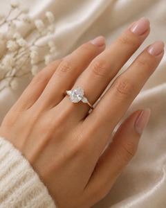 Fournisseur de Confiance Bague de Fiançailles en Moissanite Taille Ovale Design Art Déco en Or Plaqué 14 carats avec Pierres Latérales Poire Expédition Mondiale - Product Image 2