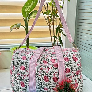 Floral Print Duffel <b>Bag</b> Women Pink Rose Pattern Quilted Weekender Travel Tote Large Capacity Zipper Closure - Product Image 1