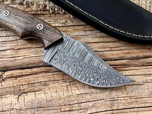 Cuchillo de desollar de hoja fija de acero de Damasco forjado a mano con funda, cuchillo de caza y camping OEM personalizado de espiga completa con mango de madera de nogal - Product Image 5