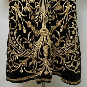Casulla Ecológica Bordada a Mano con Diseño Floral en Negro y Dorado, Tela de Terciopelo Negro con Hilo Dorado - Product Image 4