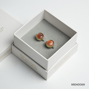 Boutons de manchette en agate rouge Feng Shui pour homme - Bijoux en pierres précieuses plaqués or 18 carats « Passion & Protection » |   MSDADO009 |   Tinh Vu Vietnam - Product Image 4