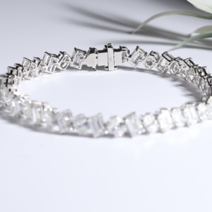 Bracelet de luxe unisexe en diamants de laboratoire classiques multi-formes, taille émeraude et ovale, avec cristaux taillés en cascade horizontale - Product Image 4