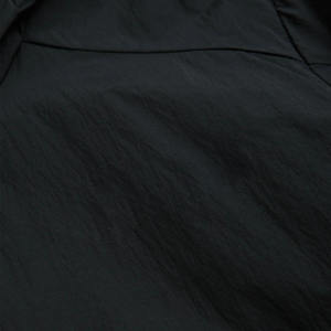 Veste coupe-vent à capuche noire pour homme, personnalisable, fermeture éclair sur le devant, en polyester, pour l'automne - Product Image 4