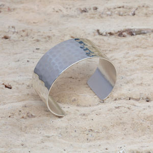 Bracelet manchette large en laiton martelé, finition argentée, jonc ouvert – Bijou minimaliste fait main, ajustable, cadeau pour elle - Product Image 2