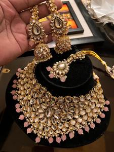 Conjunto de collar choker tradicional afgano con filigrana dorada, con detalles de piedras verde esmeralda, rubí y perlas blancas. - Product Image 5