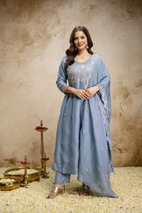 Conjunto Premium de Kurta, Palazzo y Dupatta de Georgette con Bordado Fino y Dupatta a Rayas para Mujer, Ideal para Bodas y Celebraciones Étnicas - Product Image 3