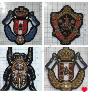 Badge brodé de haute qualité en fil métallique et perles, motif abeille couronnée, pour sacs, chaussures et accessoires de mode - Product Image 5