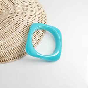 Bracelets pour femmes en résine gravée, uniques et faits à la main, pour les fêtes, couleurs personnalisables et style tendance - Product Image 6