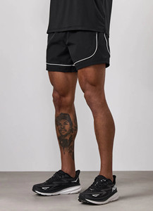 Pantalones cortos de entrenamiento para hombre, negros, con logo OEM personalizado, ribete en contraste, 5 pulgadas de largo, tela de nailon que absorbe el sudor, para gimnasio. - Product Image 6