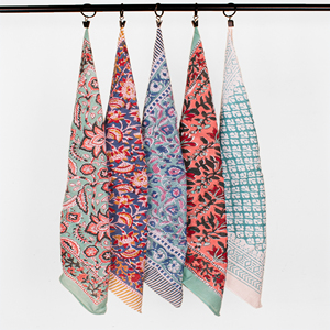 Écharpe carrée en coton imprimée à la main - Couvre-visage multifonctionnel pour femmes pour la randonnée et les voyages en plein air avec motifs floraux - Product Image 5