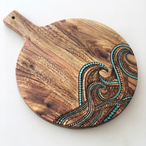 Planche à découper ronde en bois avec motifs complexes de vagues océaniques sculptés à la main et accents turquoise vibrants pour couper les légumes - Product Image 1