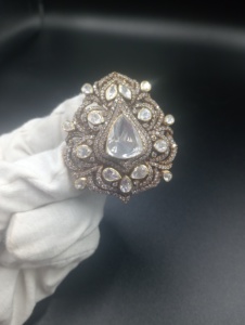 Broche Fleur Plaqué Or avec Sertissage Triangulaire en Moissanite, Accessoire de Bijouterie Unisexe pour Vêtements, Cadeau de Mariage - Product Image 1