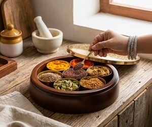 Caja de especias artesanal de madera con tapa de latón grabada, organizador de especias hermético de cocina con 7 compartimentos. - Product Image 6