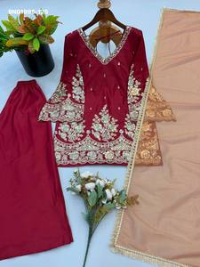 Conjunto de traje rojo corto con pantalón palazzo, de crepé francés de diseño, con bordado, cordón y lentejuelas, y mangas acampanadas. Proveedor mundial. - Product Image 4