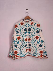 Veste Suzani en coton blanc de luxe brodée avec un motif floral, manches longues, col montant, faite à la main, style bohème, vêtement d'extérieur pour l'hiver - Product Image 2