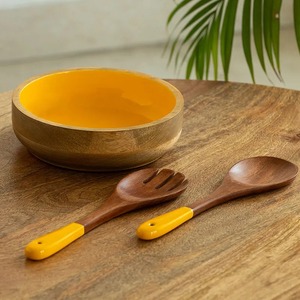 Bol à salade en bois d'acacia fait main, intérieur jaune, ustensiles de service assortis, résistant à la chaleur, design contemporain pour usage domestique - Product Image 1