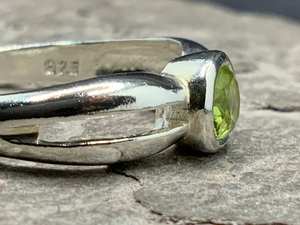 Anillo Vintage de Plata de Ley con Peridoto Verde, Joyería Hecha a Mano con Piedras Preciosas Naturales, Anillo Elegante de Moda, Regalo para Mujer - Product Image 3