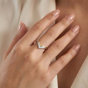 Bague de fiançailles en moissanite V-Curve avec sertissage pavé rond brillant, plaqué or, argent 925, design classique pour femme - Product Image 1