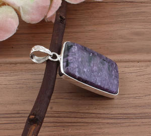 Collar Fino Vintage Hecho a Mano con Dijes de Charoita Natural y Plata de Ley 925 con Baño de Platino para Aniversario - Product Image 1