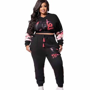 Pantalon de survêtement décontracté noir grande taille pour femme avec logo rose imprimé, taille à cordon de serrage, poches latérales, longueur intégrale, mélange coton élasthanne - Product Image 1