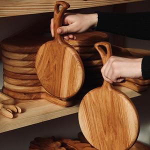 Planche à charcuterie en bois de qualité supérieure avec poignée ergonomique pour fromages, viandes, apéritifs et réceptions élégantes en cuisine - Product Image 3