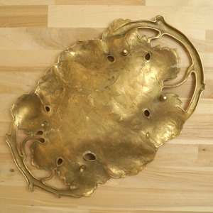 Assiette élégante en forme de feuille, finition dorée, idéale pour le service des invités et la décoration de table haut de gamme dans les hôtels et restaurants. - Product Image 4