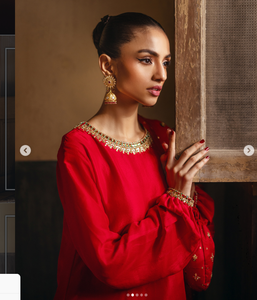 Sari de Seda Rojo SADIA AUN HUTE COUTURE con Bordado Dorado, Traje Tradicional Indio para Bodas, Largo hasta el Suelo, Corte Regular para Mujer - Product Image 2