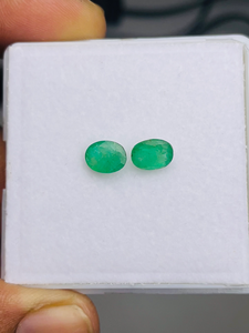 Par de Esmeraldas Naturales de Zambia, Corte Ovalado, 2.28 Quilates, Grado AAA, Certificado IGI, Color Verde, Pulido Perfecto, Precio Económico - Product Image 3