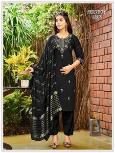 Conjunto de Kurti de Seda Vertican de Alta Calidad con Bordado de Hilo, Pantalón Liso y Dupatta de Viscosa Jacquard Diable. Proveedor Mundial. - Product Image 3