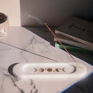 Porte-encens en marbre céleste avec incrustation de phases lunaires en laiton, cendrier ovale en pierre naturelle - Product Image 1