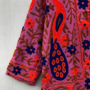 Veste courte en coton rose pour femme, faite à la main, avec broderie florale de paon, style vintage bohème Suzani, manches longues - Product Image 3