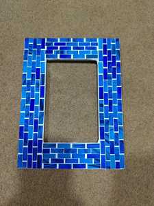 Cadre photo rectangulaire en bois fait main, design mosaïque bleue, orientation horizontale, utilisation sur table, incrustation, impression personnalisée - Product Image 1