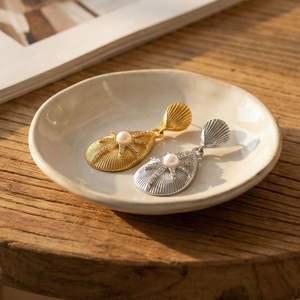 ต่างหูห้อยประดับมุกสเตนเลสสตีลชุบทอง 18K - Product Image 6