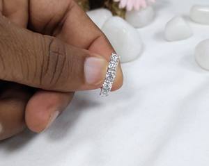 Bague demi-éternité en or blanc 14 carats massif, bague de mariage pour femme avec diamant de laboratoire rond de 1 carat, bague assortie avec anneau. - Product Image 1