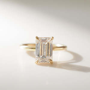 Bague de fiançailles minimaliste solitaire en or jaune 14 carats pour femme, diamant de laboratoire certifié IGI taille émeraude 2 carats, 2 mm - Product Image 3