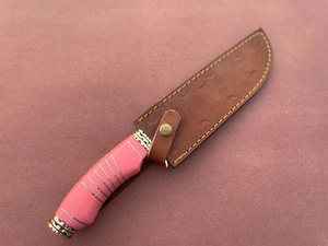 Nouveau Couteau de Chasse et de Survie Bowie Multifonction Ambidextre de 14 pouces en Acier Damas Fait Main, Manche en Résine Rose et Laiton Personnalisé - Product Image 6