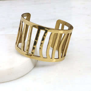 Bracelet manchette en laiton fait main - Manchette large ajourée au design architectural - Bijou manchette ouverte géométrique doré - Cadeau pour elle - Product Image 6