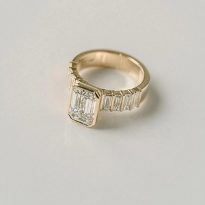 Anillo de Diamante Moissanita Corte Esmeralda de 3CT, Oro Amarillo de 14KT, Anillo de Boda con Baguettes Laterales, Engaste de Barra, Media Eternidad, Anillo Elegante - Product Image 2